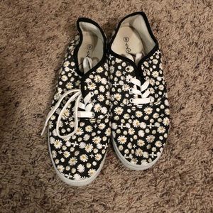 Size 8 women’s daisy shoes